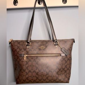 COACH 📣 NWT Signature Gallery Tote in Brown / Black 📣
